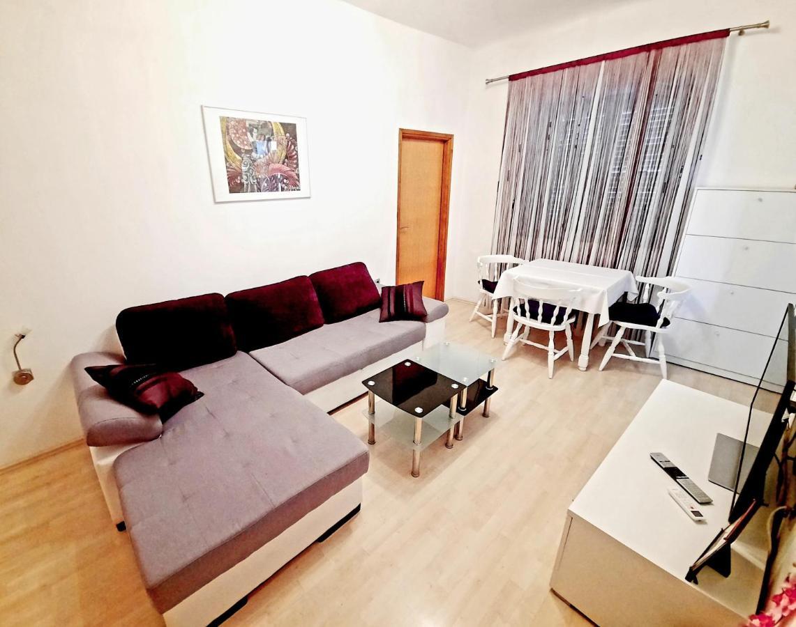 Apartment Ory Near The City Center With Free Parking พูลา ภายนอก รูปภาพ