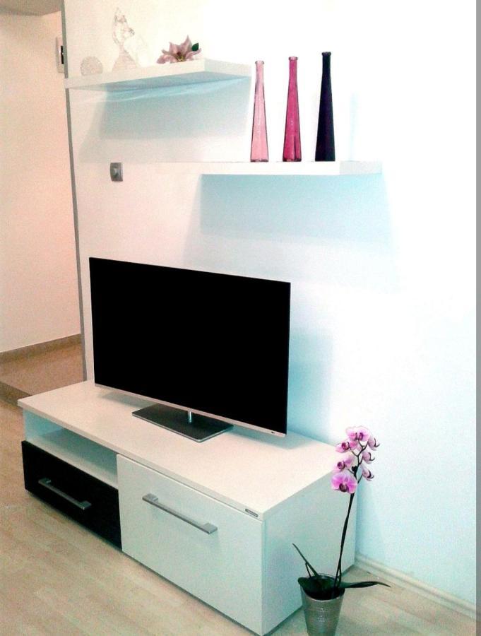 Apartment Ory Near The City Center With Free Parking พูลา ภายนอก รูปภาพ
